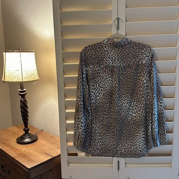 Chicos Chetah Animal Print Long Sleeved Buttondown Blouse Size 3 (XL) - Picture 2 of 6